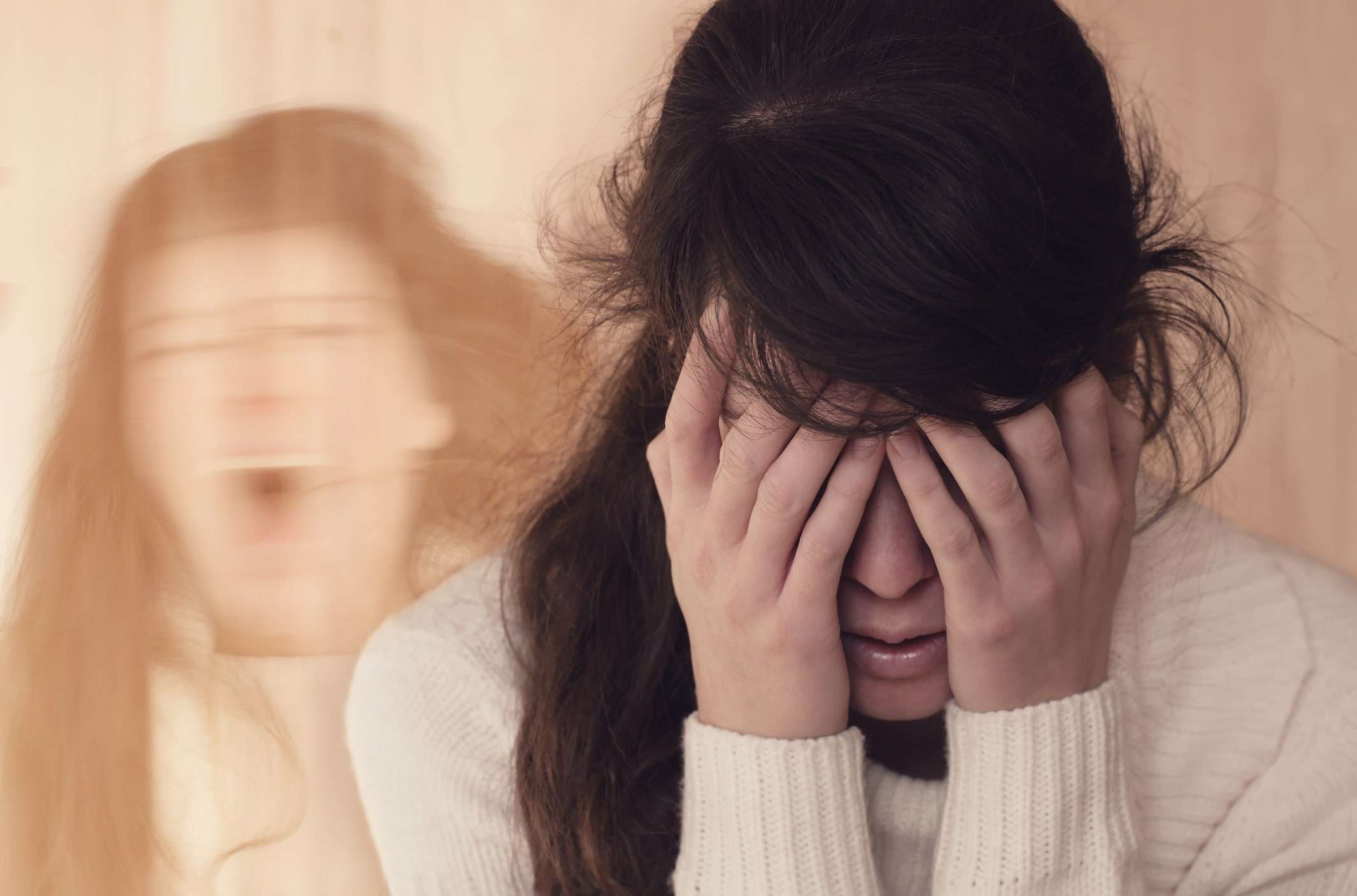 woman showing signs and symptoms of a drug-induced psychosis